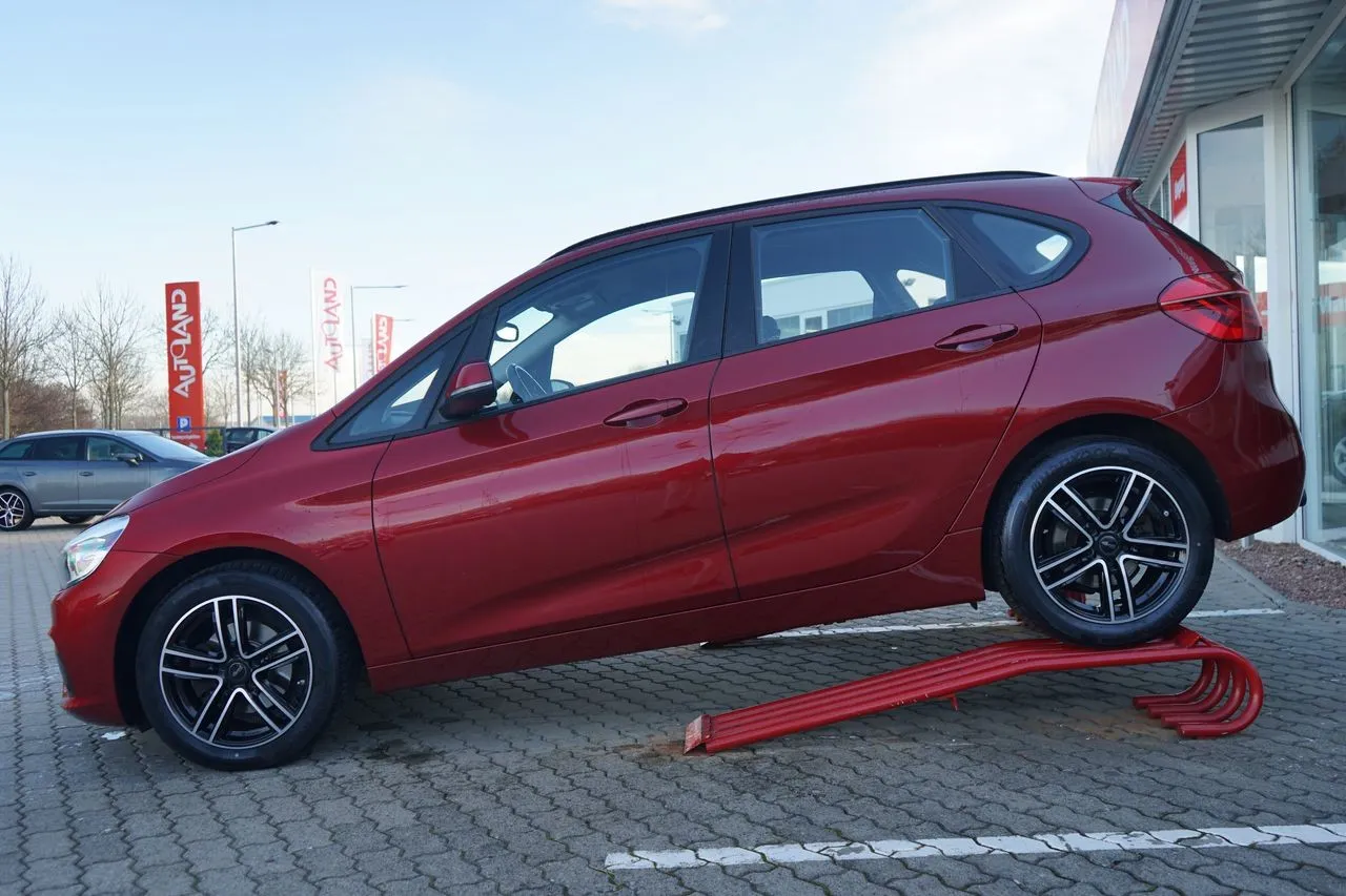 BMW 2er Reihe 218d Sport Line Aut....  Image 2